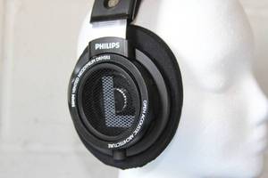 lot 16 image: Philips Audio Hi-Fi Lightweight HiFi Precision Stereo Over the Ear  Over-Ear Headphones