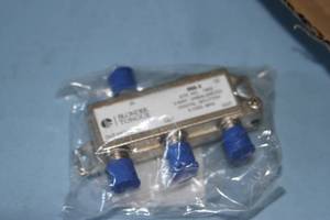 lot 79 image: Lot of NEW Bonder Tongue 2-Way and 3-Way Digital Ready Indoor 5-1000 MHz Signal Distribution Splitters
