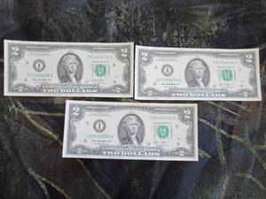 lot 30 image: Lot of 3 - US $2.00 Bills  paper money