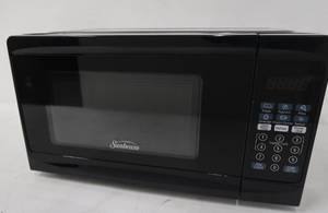 lot 232 image: Sunbeam 0.7 cu ft 700 Watt Microwave Oven - Black - SGCMV807BK-07