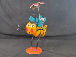 lot 29 image: New Recycled Metal Garden Art Bee with Flower Umbrella