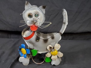 lot 34 image: New Recycled Metal Garden Art Cat with Flowers