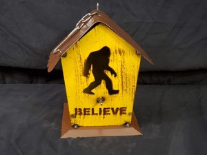 lot 41 image: New Recycled Metal Garden Art Bigfoot Believe Birdhouse