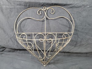 lot 51 image: New Recycled Metal Heart Planter  Plant Holder  Trellis