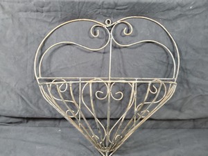 lot 52 image: New Recycled Metal Heart Planter  Plant Holder  Trellis