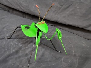 lot 77 image: New Recycled Metal Garden Art Preying Mantis