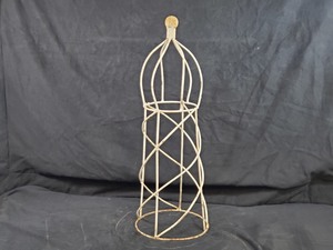 lot 22 image: New Metal Vine Trellis  Garden Decor Small