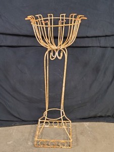 lot 26 image: New Metal  Iron Plant Stand Garden Decoration