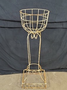 lot 16 image: New Metal  Iron Plant Stand Garden Decoration