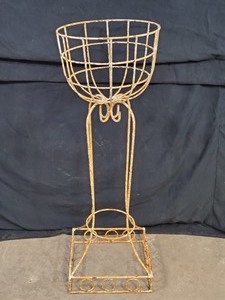 lot 17 image: New Metal  Iron Plant Stand Garden Decoration
