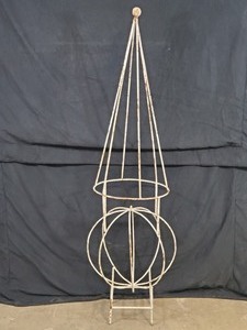lot 18 image: New Metal 5 ft Decorative Trellis