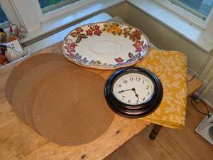 lot 35 image: Platter, Placemats, Clock & Runner Rug
