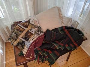 lot 44 image: Pair of Throw Pillows & Blankets