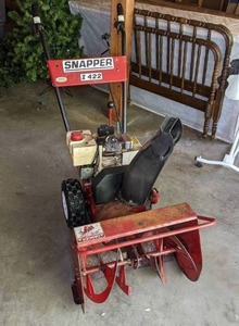 lot 9 image: Snapper I 422 Snowblower