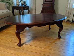 lot 19 image: Oval Coffee Table with Curved Legs