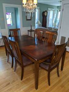 lot 1 image: Formal Dining Table with Six Chairs