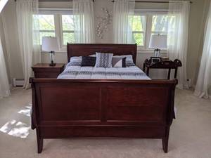 lot 2 image: Bedroom Set Queen Size Sleigh Bed with Dresser & Nightstand
