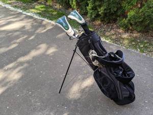 lot 71 image: Tour Trek Golf Bag with Clubs