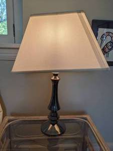 lot 112 image: Shiny Black Table Lamp w Square Shade