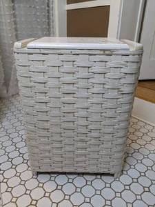 lot 118 image: Woven Wood Hamper