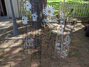 lot 130 image: Trellises and Yard Decor
