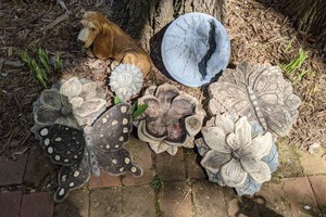 lot 131 image: Decorative Yard Art - 8 Pieces
