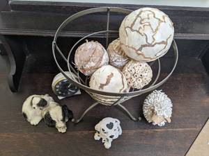 lot 93 image: Rustic Home Decor, Clock, Animal Figurines