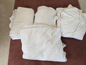 lot 101 image: (4) Lightweight Blankets