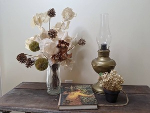 lot 81 image: Lot of Charming Home Decor Oil Lamp, Dried Flowers, etc.