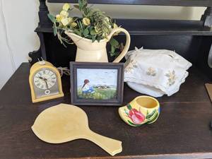 lot 88 image: Cheerful Home Decor Items