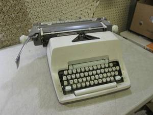 (F-1) Vintage Olympia Typewriter Ne...