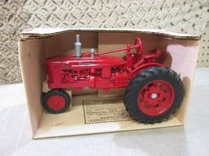 (C-4) Vintage Ertl Farmall H Tracto...