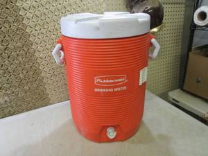 (D-3) Large Rubbermaid Drinking Wat...