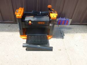 lot 3 image: Wen 12 12 wood planer. Lightly used. Includes vaccum tube. Tested & works. As shown.