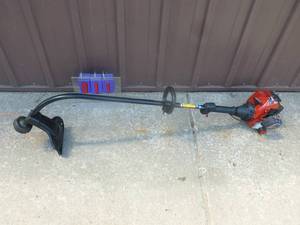 lot 11 image: Craftsman 2 cycle weed trimmer. Appears nearly new. Tested & works. As shown.