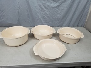 lot 21 image: Vintage Tupperware Set