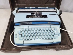 lot 63 image: Vintage Smith Corona Typewriter in Case