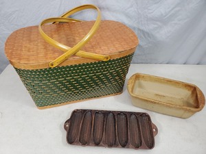 lot 101 image: Hawkeye Burlington Picnic Basket, Pampered Chef