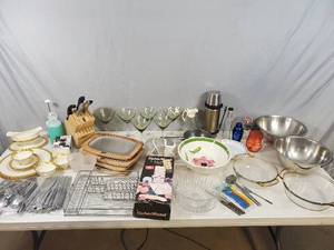 lot 150 image: Large Lot of Kitchen Items, China, Silverware, Etc