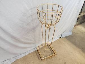 lot 7 image: New Metal  Iron Plant Stand Garden Decoration