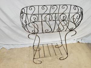 lot 8 image: New Welded Metal Plant Stand