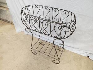lot 9 image: New Welded Metal Plant Stand