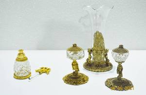 VINTAGE HOLLYWOOD REGENCY GOLD GILT FILIGREE VANITY TRAY ITEMS INCLUDING ROSE BUD&nbspCHERUB&nbspVASE WGLASS INSERT, 2 RARE BUCKLERS CHERUB STANDING SALT CELLERS &amp PERFUME BOTTLE
