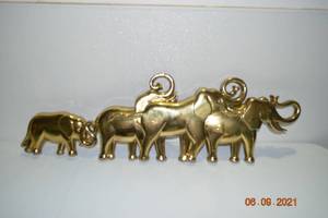 Vintage 1980s Syroco 36 Large 3D ELEPHANT Family Wall Hanging #7635 Decor - No Chips Or Cracks However Gold Finish Has Wear...Many People Are Changing The Finish On These To Suit The Room