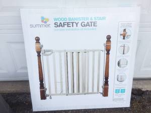 New In Box Summer Wood Banister &amp Stair Safety Baby Pet Gate - Gate Height 33Gate Width 33-46