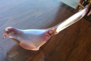 RARE &amp EXQUISITE FENTON IRIDESCENT OPALESCENT LUMINOUS ART GLASS BIRD - HARD TO CAPTURE COLOR HOWEVER LOOKS TO BE A PEACH COLOR - EXCELLENT CONDITON