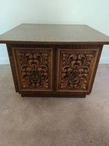 lot 143 image: Vintage End Table
