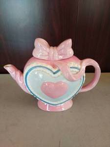 lot 94 image: Pink Bow Tea Pot
