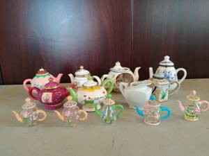 lot 207 image: Collection of 13 small tea pots