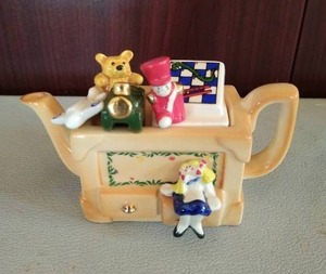 lot 208 image: Toy box tea pot